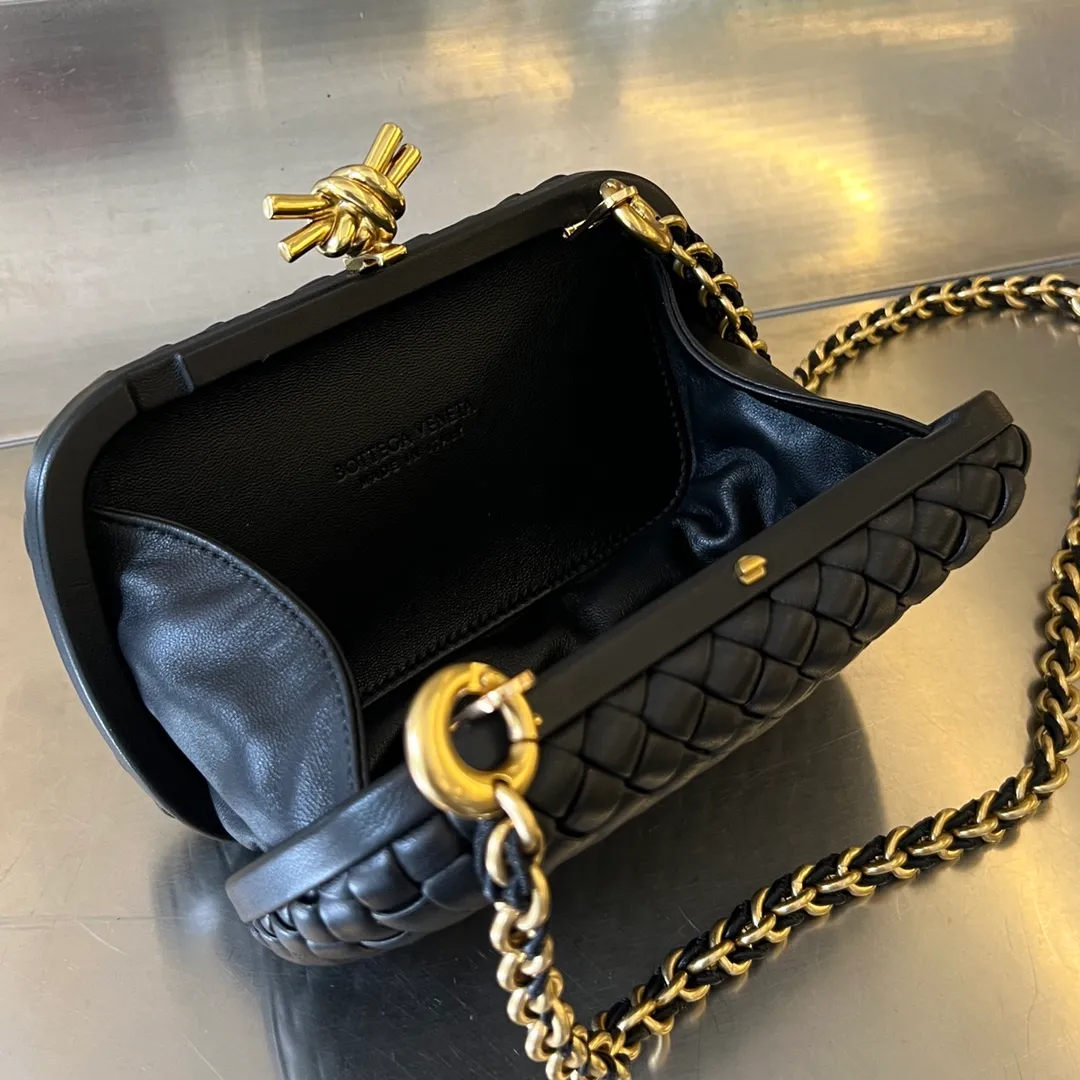 Batch 2260 BV Knot chain evening bag 🎈776662 Iconic woven texture with metal knot buckle, noble and elegant, soft and comfortable texture of sheepskin, detachable metal chain, super high-end hand/cross-body, simple and beautiful, overall more fashionable and high-end. The knot design is small and exquisite, low-key without logo, no floral decorations, elegant and generous, holding it in the hand can add an elegant and gentle temperament to women It combines elegance and elegance, size: 19x11.5x5